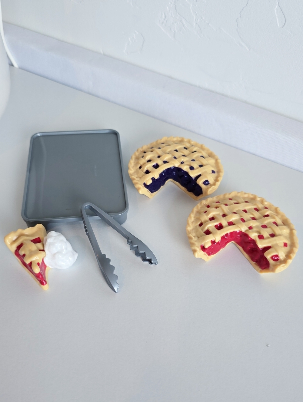 American Girl Doll Maryellen's Seaside Diner Bakery Case 2 Pies, Tray, and Tongs